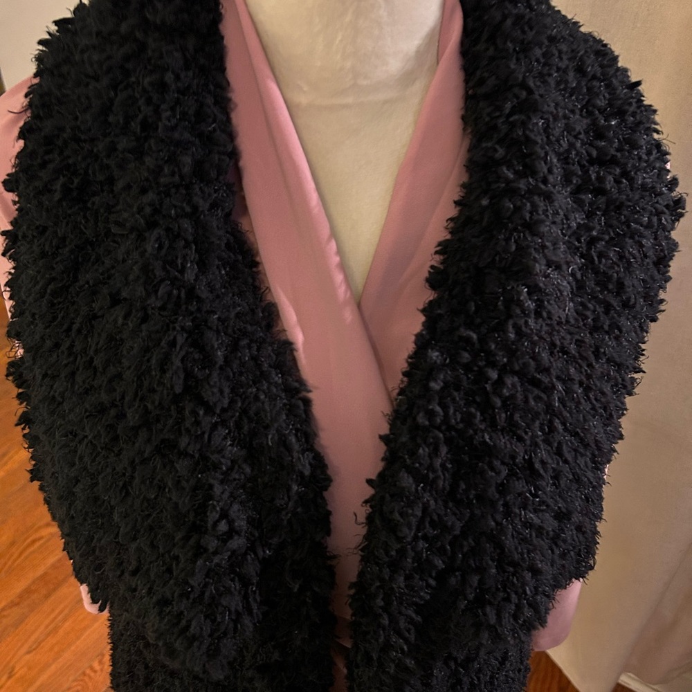 Black faux sheep vest, PXL. No tags worn once. Like new. Lite weight.